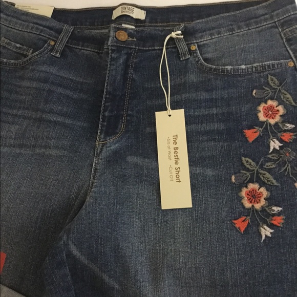 Size 14 Bestie Embroidered Short - Picture 6 of 8